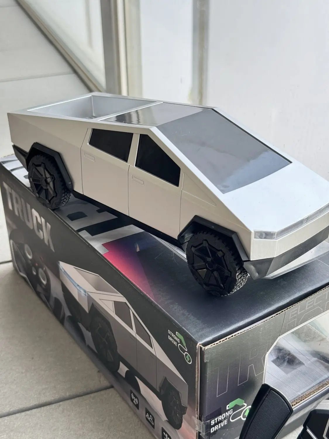 Voiture Télécommandée RC Cybertruck™ - Planète bébé
