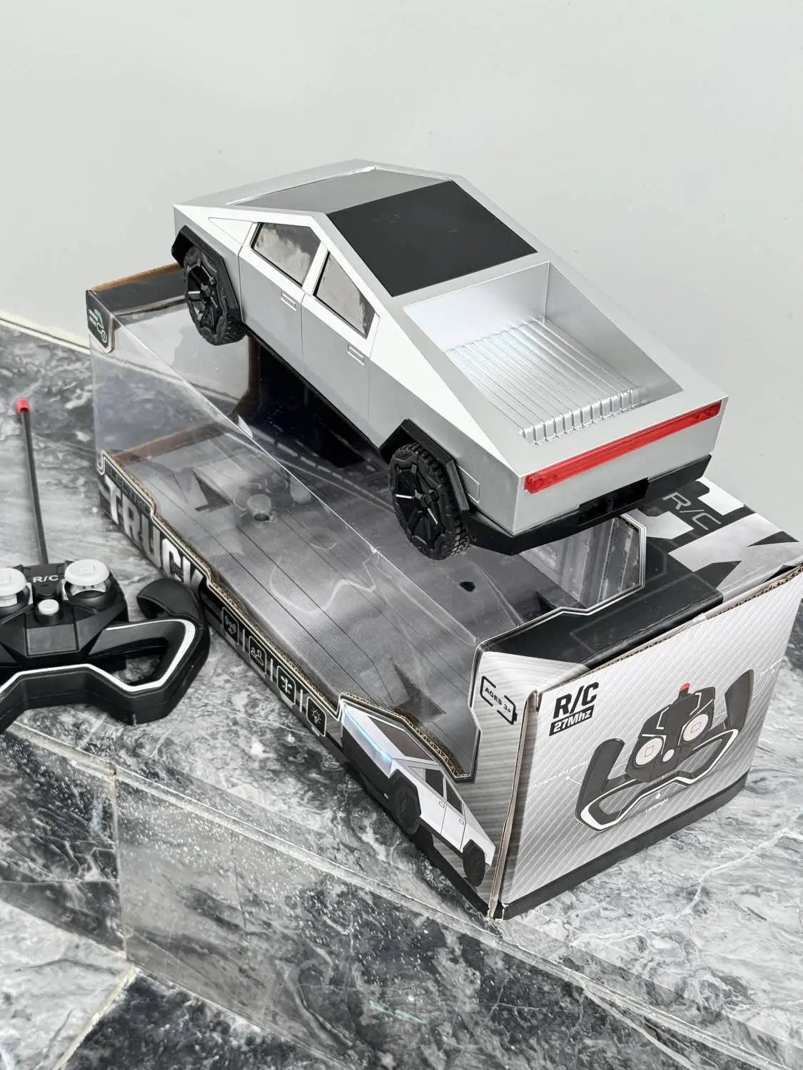 Voiture Télécommandée RC Cybertruck™ - Planète bébé