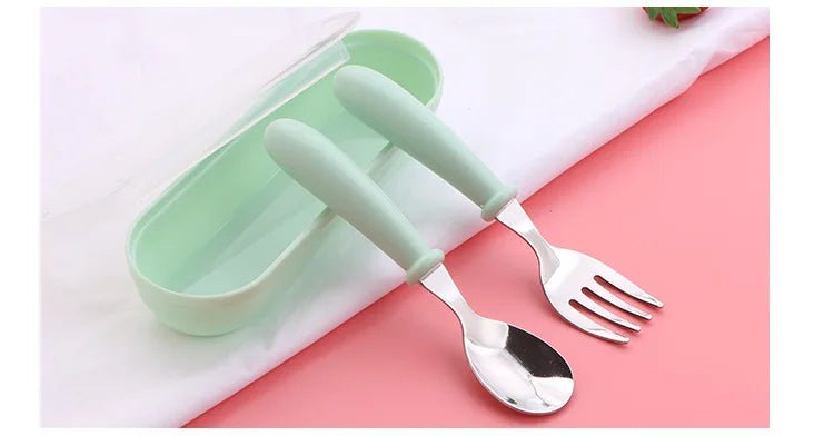 🍽️✨ Set de Couverts Enfant 3 pièces – Cuillère, Fourchette & Boîte – Inox & Sans BPA™ - Planète bébé
