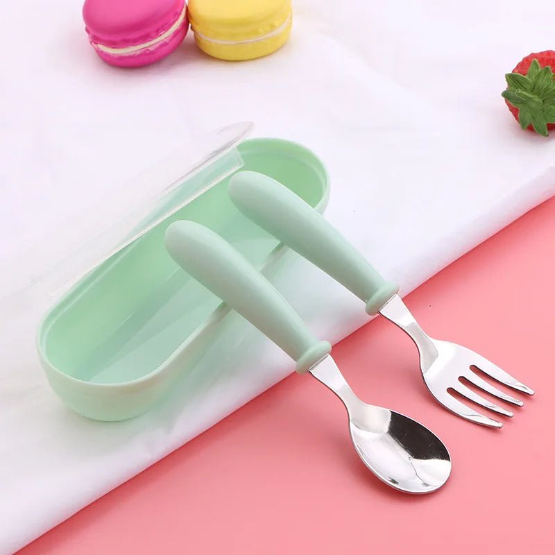 🍽️✨ Set de Couverts Enfant 3 pièces – Cuillère, Fourchette & Boîte – Inox & Sans BPA™ - Planète bébé