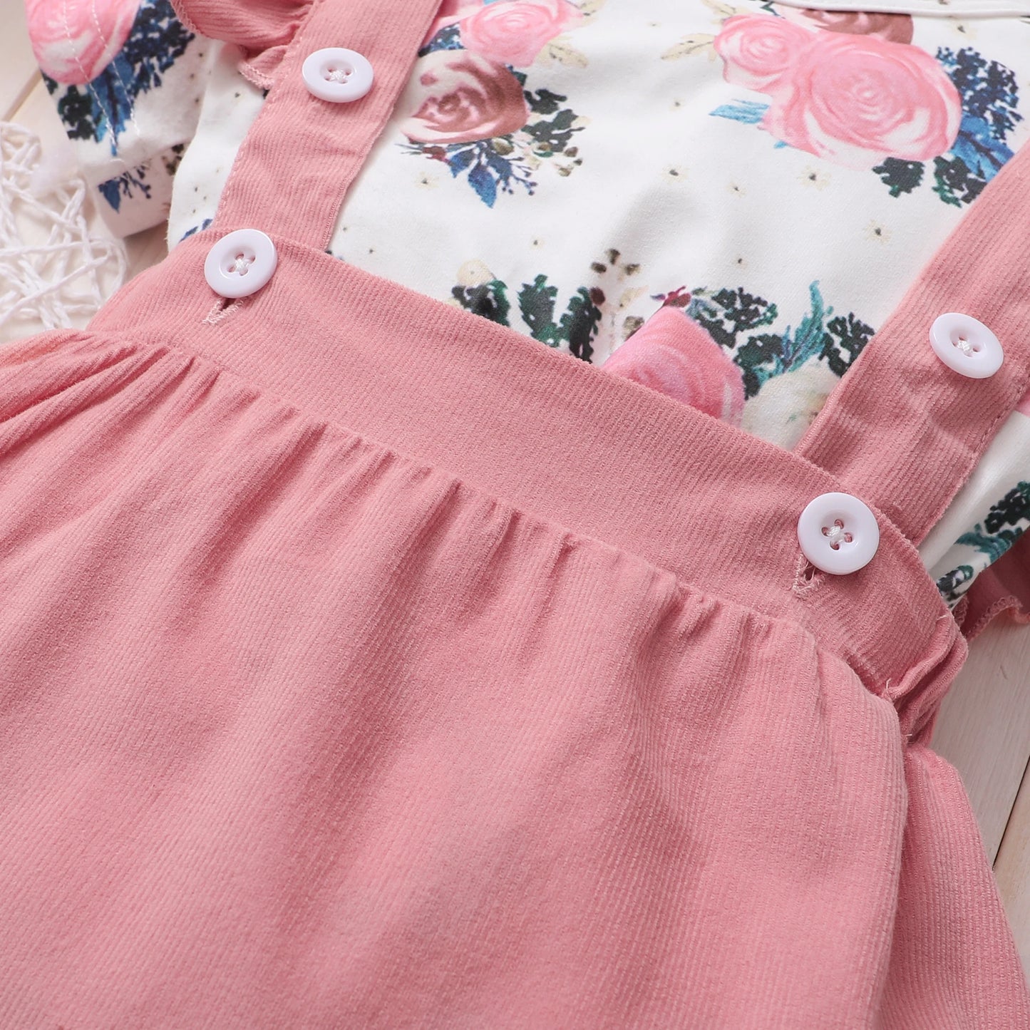 🌸 Ensemble Été 3 Pièces Bébé Fille – Fleurs Élégantes & Bretelles Volantées – Mioglrie™