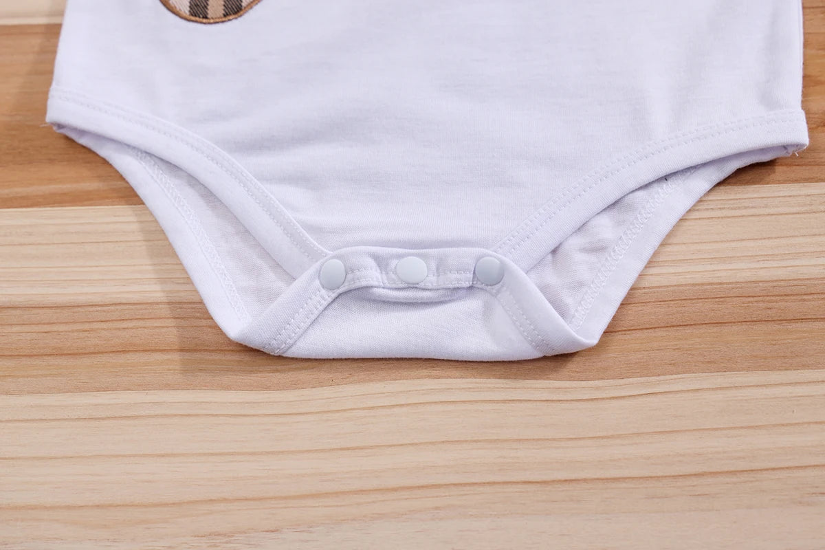 🧸 Ensemble 2 Pièces Bébé – Body à Manches Courtes Motif Ours + Pantalon Bretelles à Carreaux™ - Planète bébé