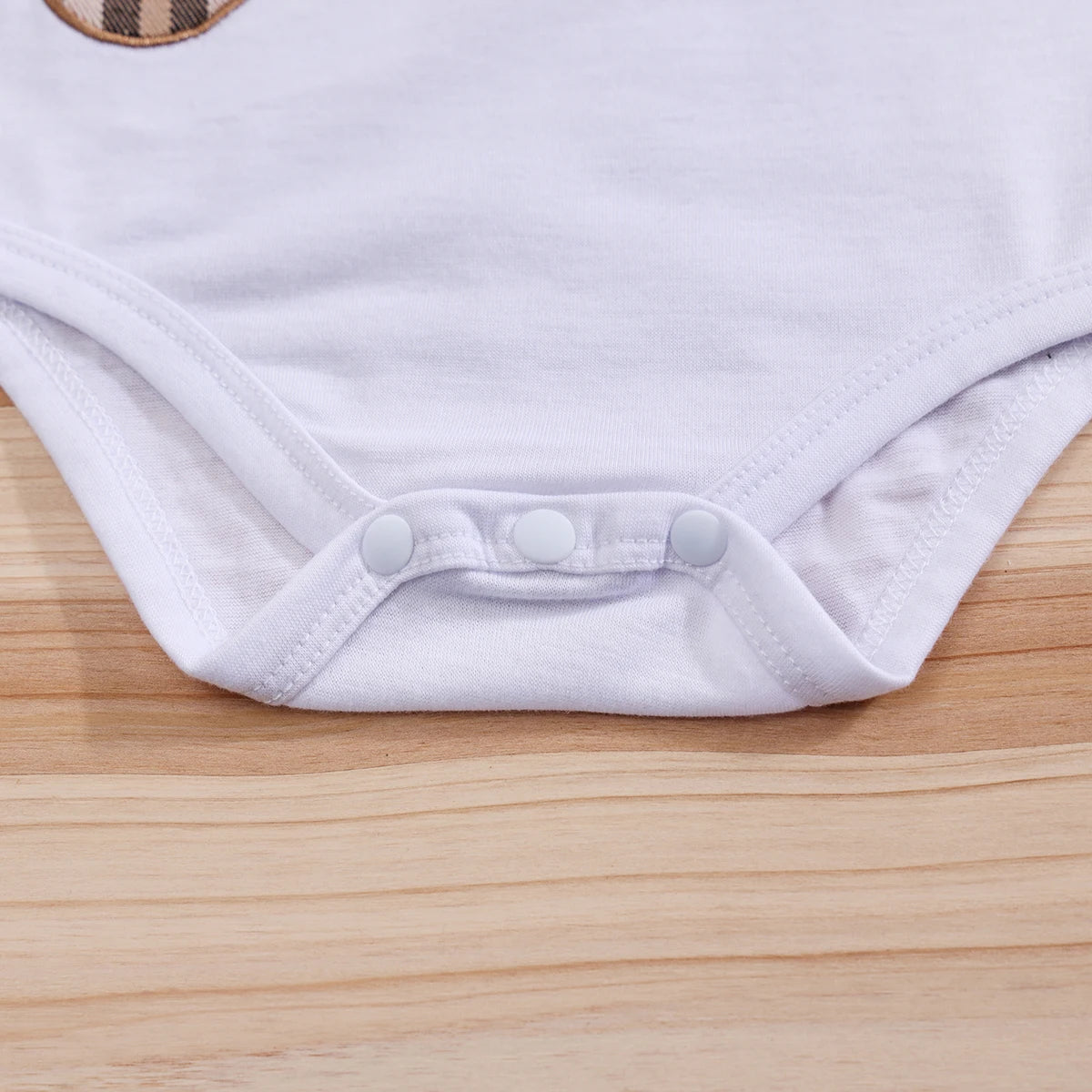 🧸 Ensemble 2 Pièces Bébé – Body à Manches Courtes Motif Ours + Pantalon Bretelles à Carreaux™ - Planète bébé