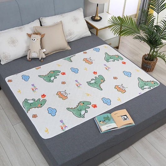 🛏️ Tapis Imperméable Lavable pour Bébé – 50x70 cm – Motifs Cartoon – Protection Urinaire &amp; Change™ - Planète bébé