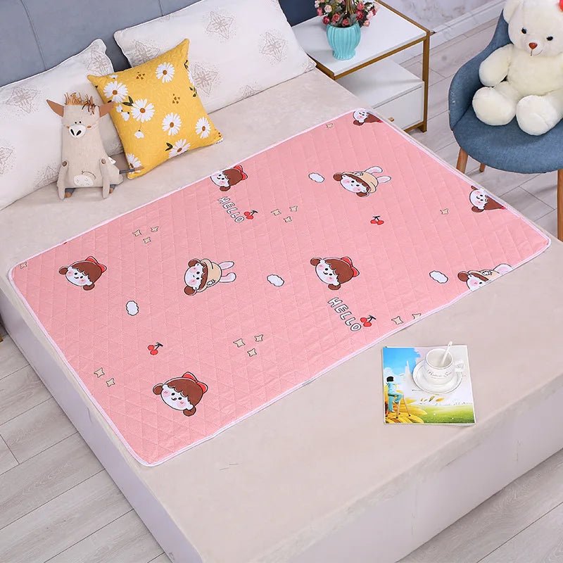 🛏️ Tapis Imperméable Lavable pour Bébé – 50x70 cm – Motifs Cartoon – Protection Urinaire &amp; Change™ - Planète bébé