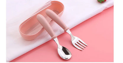 🍽️✨ Set de Couverts Enfant 3 pièces – Cuillère, Fourchette &amp; Boîte – Inox &amp; Sans BPA™