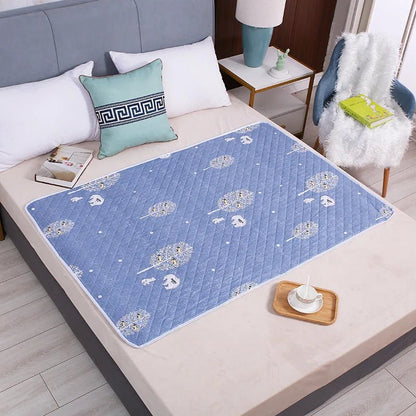 🛏️ Tapis Imperméable Lavable pour Bébé – 50x70 cm – Motifs Cartoon – Protection Urinaire &amp; Change™ - Planète bébé