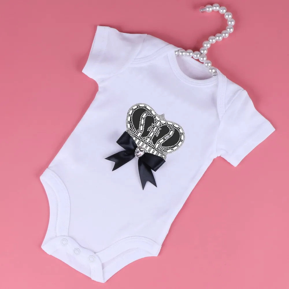 👶 Combinaison Bébé Unisexe Blanche – Motif Couronne Cristal – 3 à 24 Mois™ - Planète bébé