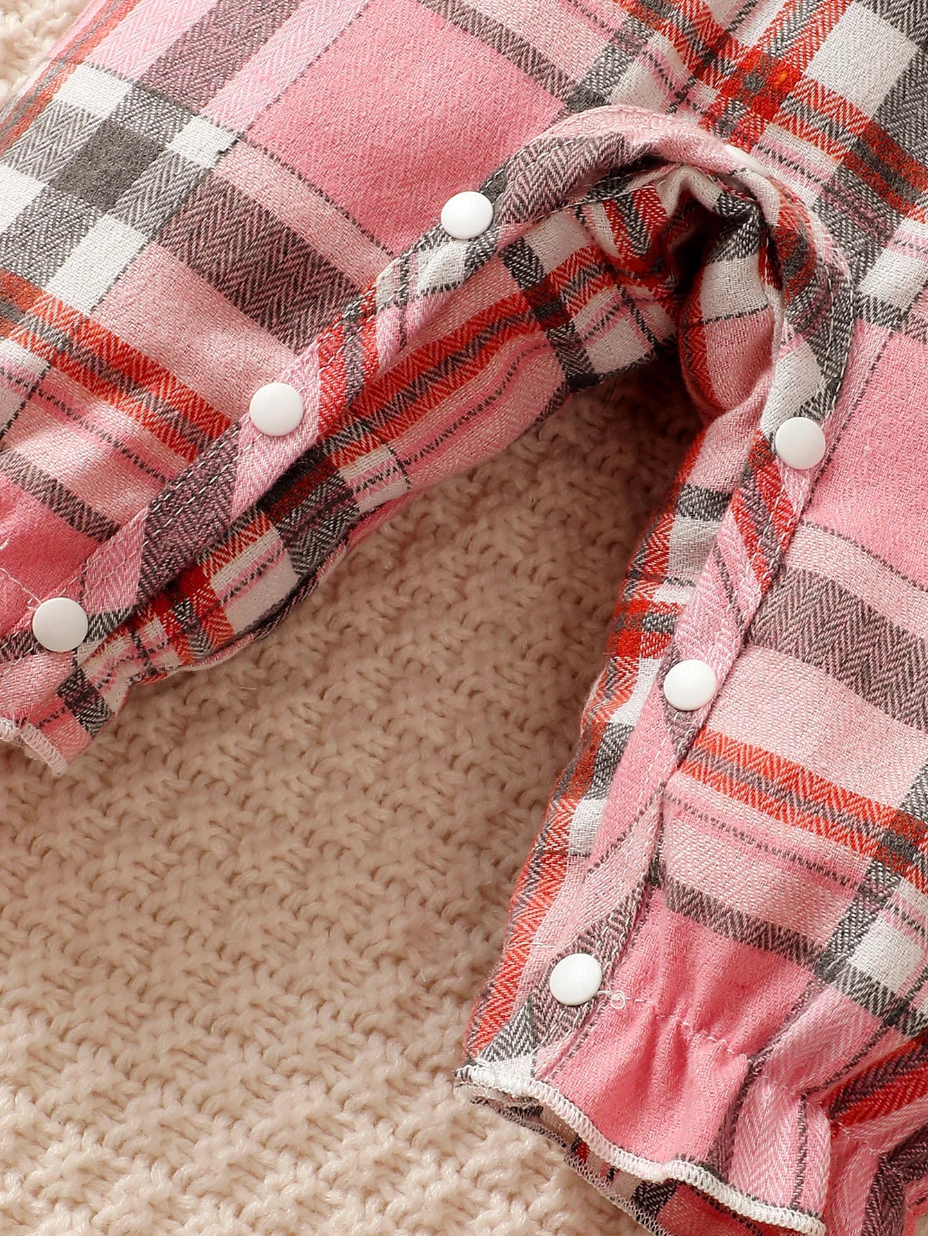 Barboteuse Bébé Fille Printemps Automne à Manches Volantes – Motif Carreaux Rose avec Bandeau – Confort Stretch 0-18 Mois™