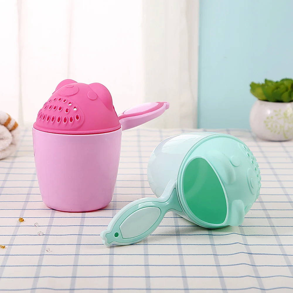 🛁 Tasse de Rinçage Bébé – Design Cartoon – Outil de Bain Ludique pour Enfants™ - Planète bébé