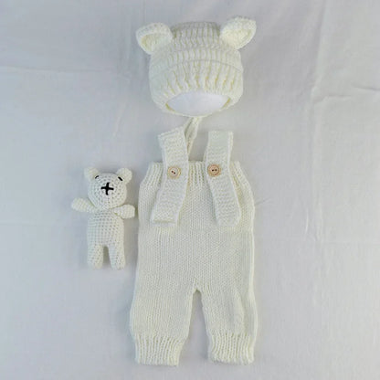 Set Photographie Nouveau-Né 3 Pièces – Grenouillère Tricot, Bonnet Ours et Poupée Ours™