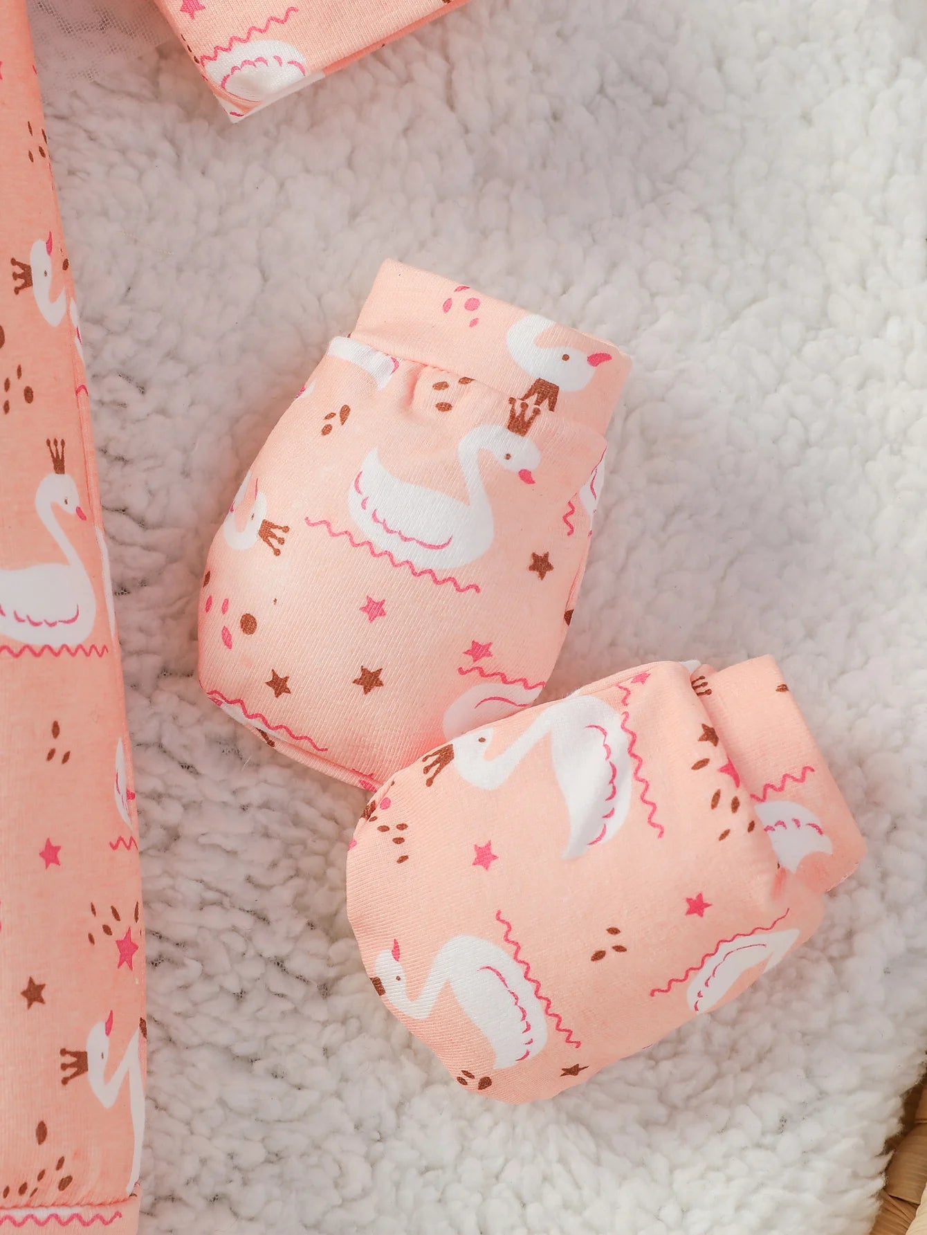 nsemble Naissance 4 Pièces Coton Ultra Doux Bébé Fille – Grenouillère Imprimé Cygne + Bonnet + Bavoir + Gants™