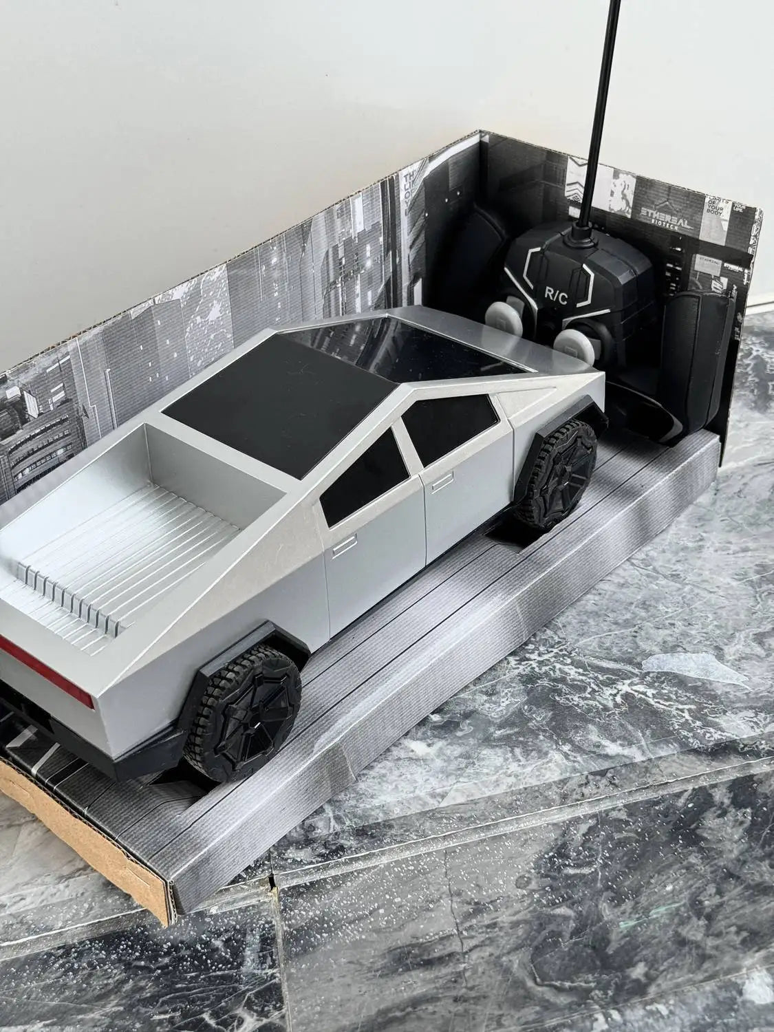 Voiture Télécommandée RC Cybertruck™ - Planète bébé