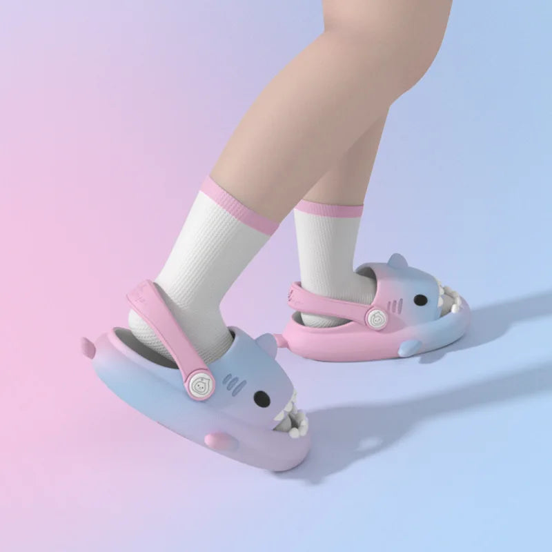 🦈🌈 Claquettes Bébé Été – Sandales Enfant Dégradé Arc-en-ciel Requin – Antidérapantes &amp; Ultra Légères – 13 à 22 cm™