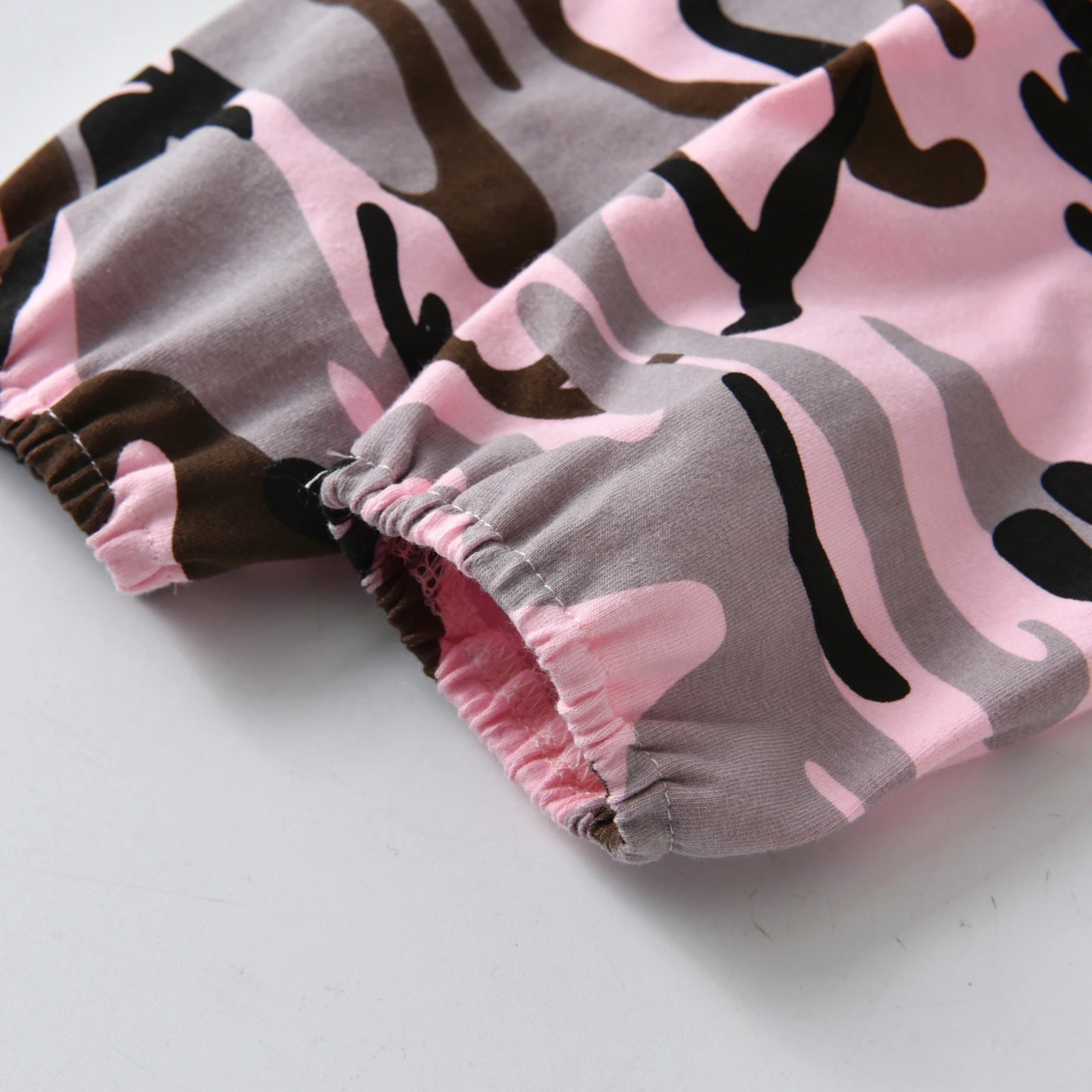 🌸🪖 Ensemble Bébé Fille 3 Pièces – Body à Message, Pantalon Camouflage &amp; Bandeau Nœud – KuKitty – Printemps™ - Planète bébé