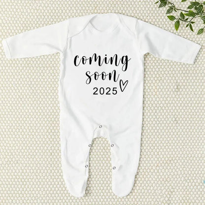 👶🎉 Grenouillère Annonce de Bébé 2025 – Body Bébé Naissance / Révélation de Grossesse – Confort et Douceur pour les Premiers Jours™ - Planète bébé