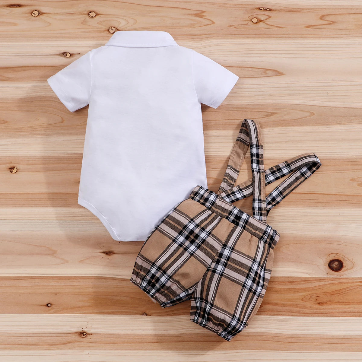 🧸 Ensemble 2 Pièces Bébé – Body à Manches Courtes Motif Ours + Pantalon Bretelles à Carreaux™ - Planète bébé