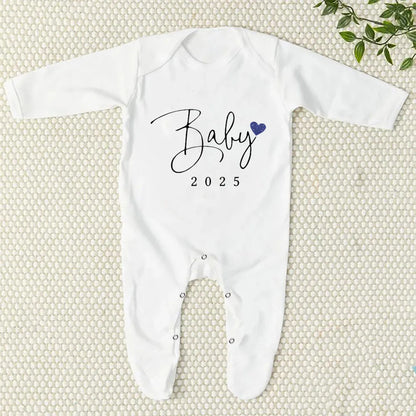 👶🎉 Grenouillère Annonce de Bébé 2025 – Body Bébé Naissance / Révélation de Grossesse – Confort et Douceur pour les Premiers Jours™